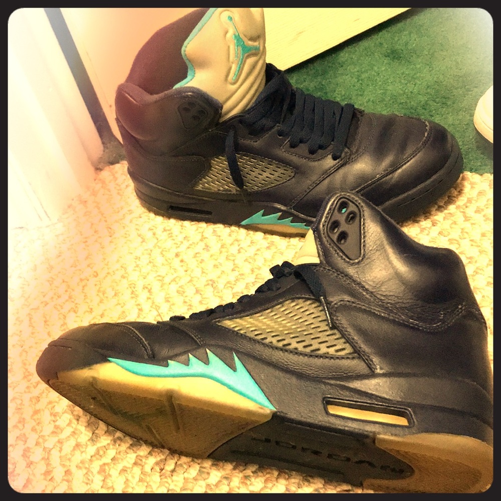 Jordan 5’s Hornets.  Men’s size 9.5